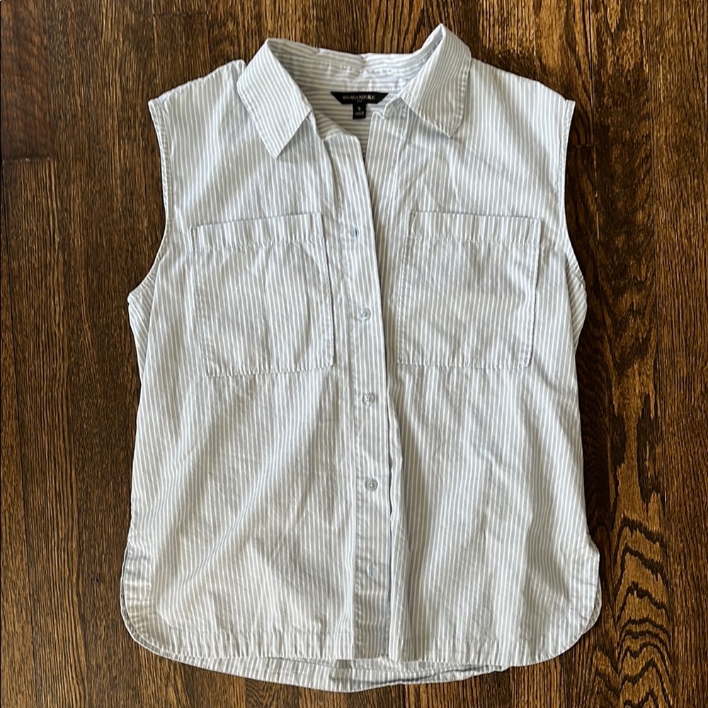 3/$15 Banana Republic sleeveless light blue stripe button up